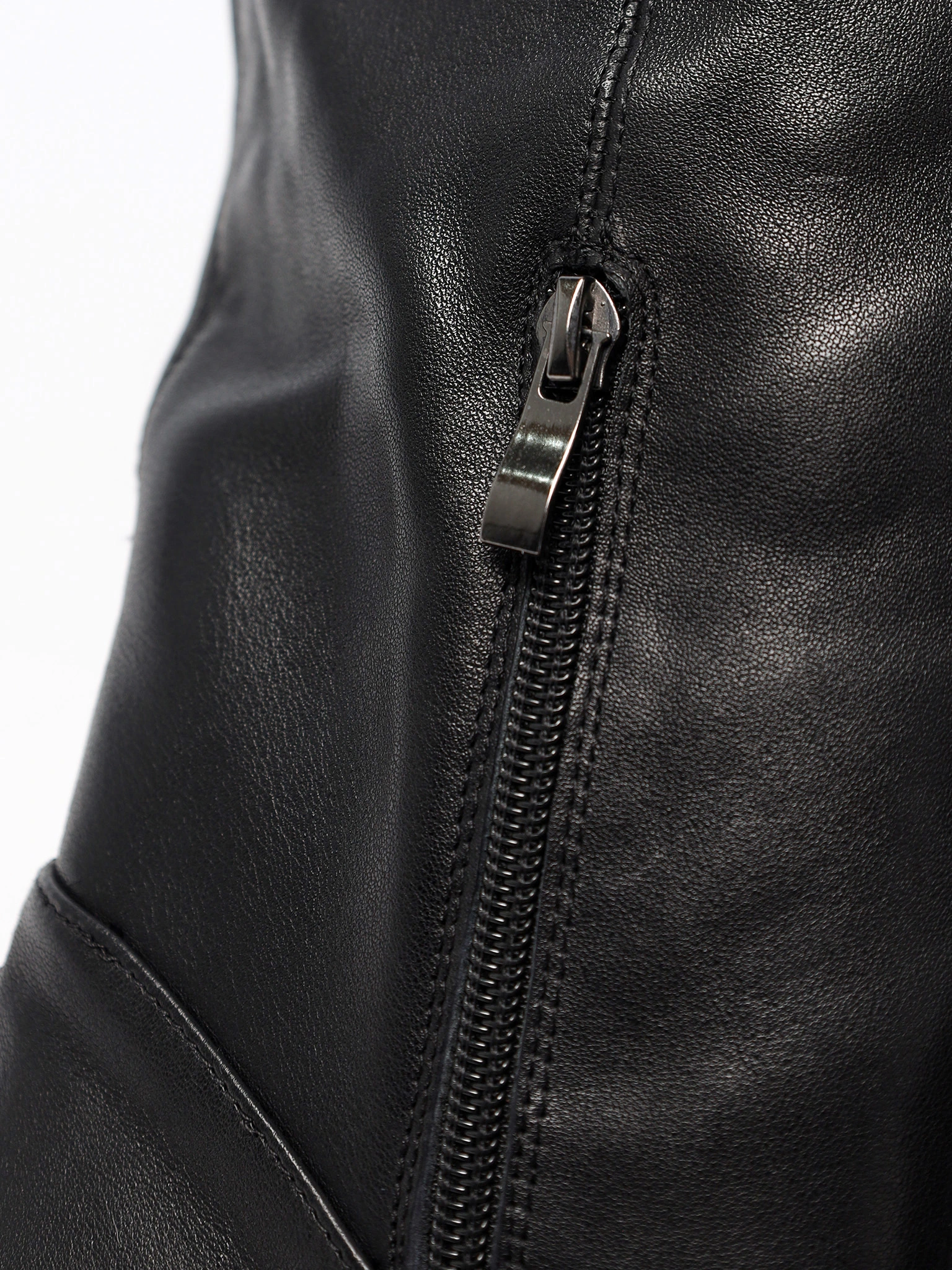 Сапоги черного цвета на высоком каблуке